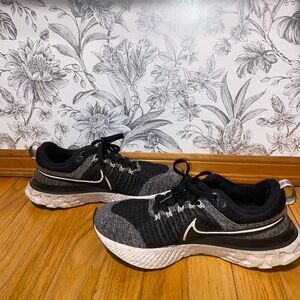 Black and white Nike running shoes 9 1/2